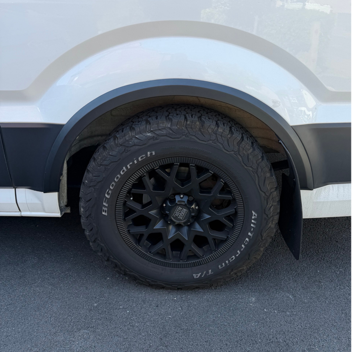 Per le finiture degli archiruota VW New Crafter / MAN TGE - Kit di stile nero testurizzato a 4 pezzi | Van-X