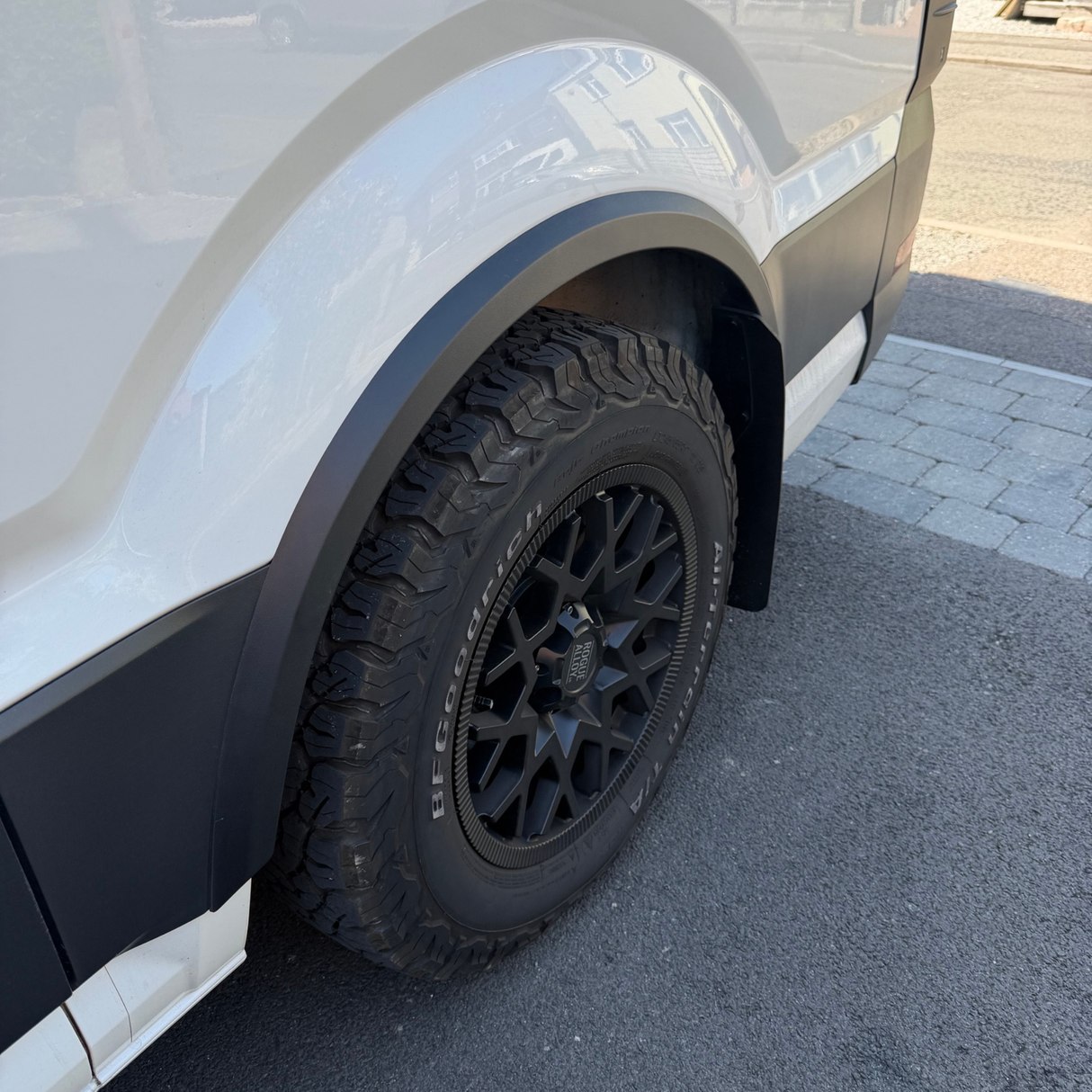 Per le finiture degli archiruota VW New Crafter / MAN TGE - Kit di stile nero testurizzato a 4 pezzi | Van-X