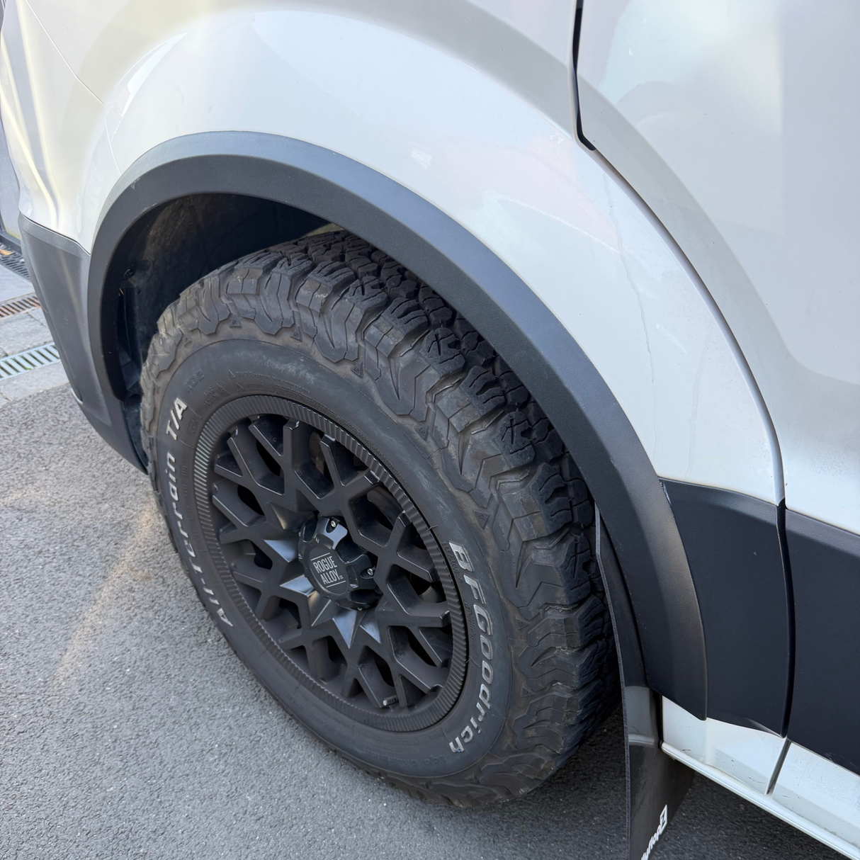 Per le finiture degli archiruota VW New Crafter / MAN TGE - Kit di stile nero testurizzato a 4 pezzi | Van-X