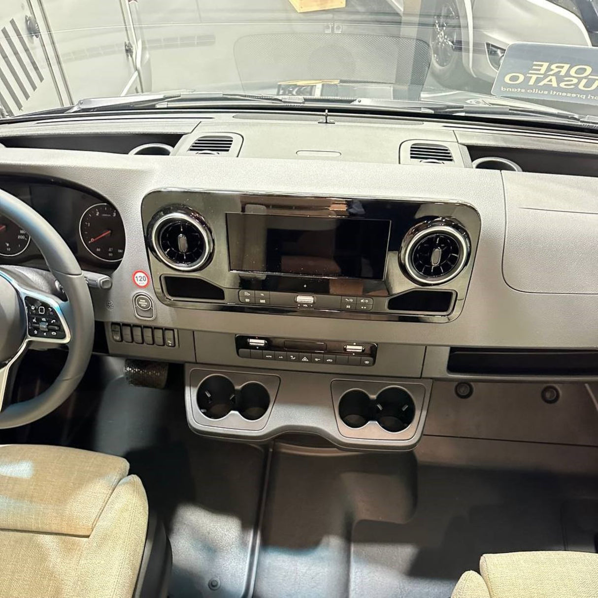 Per portabicchieri Mercedes Sprinter 907 – Supporto cruscotto lato sinistro | Accessori Van-X