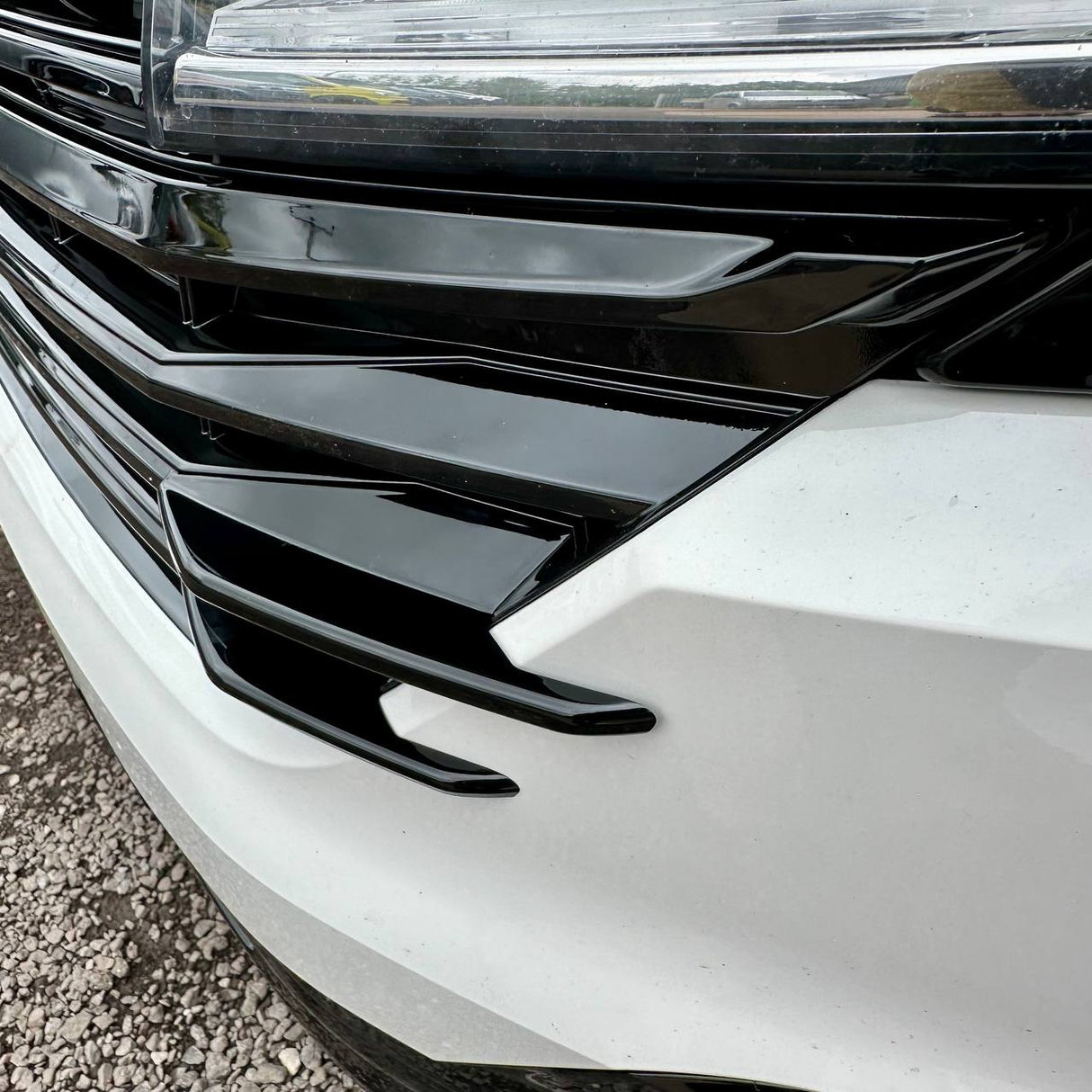 Para aletas laterales de la parrilla delantera VW T6.1 – Acabado negro brillante (juego de 4) | Actualización de estilo Van-X para Volkswagen T6.1