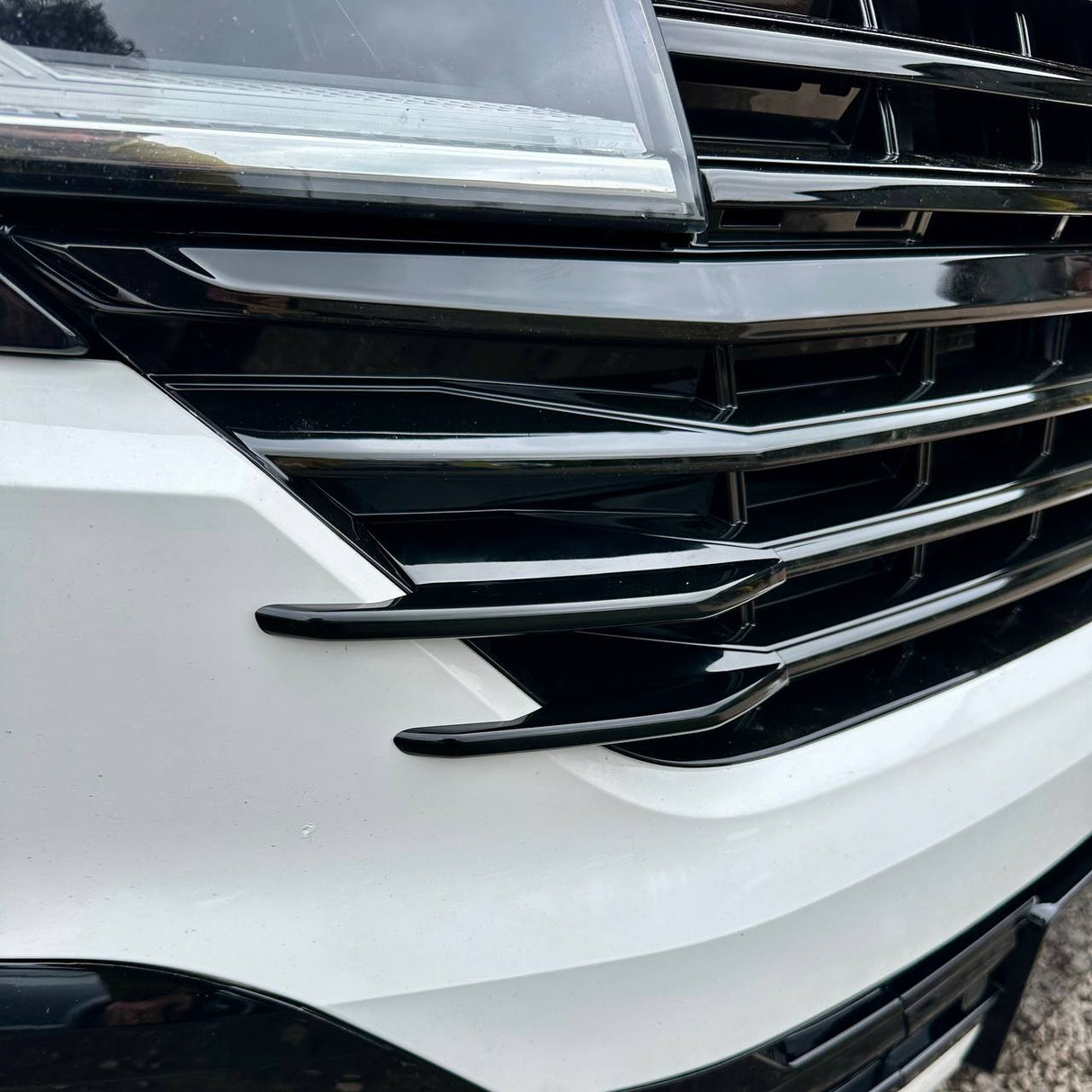 Para aletas laterales de la parrilla delantera VW T6.1 – Acabado negro brillante (juego de 4) | Actualización de estilo Van-X para Volkswagen T6.1