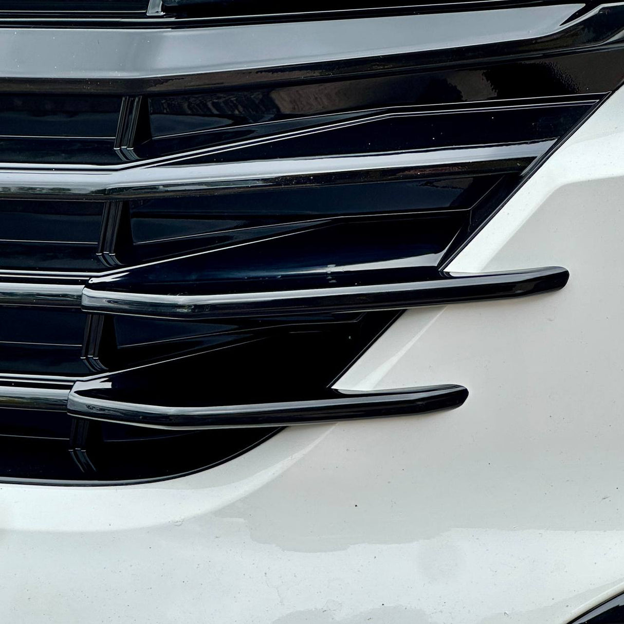 Para aletas laterales de la parrilla delantera VW T6.1 – Acabado negro brillante (juego de 4) | Actualización de estilo Van-X para Volkswagen T6.1