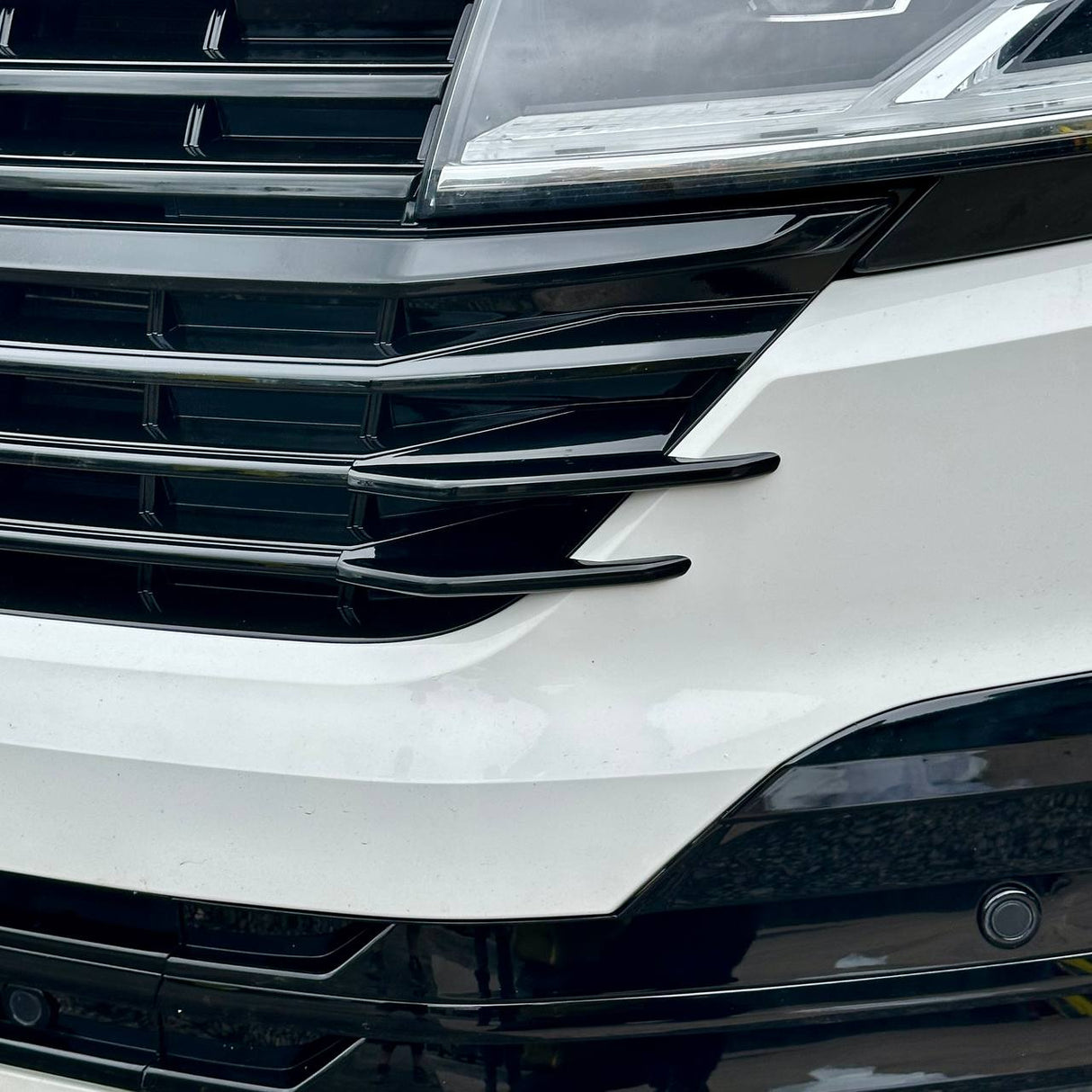 Para aletas laterales de la parrilla delantera VW T6.1 – Acabado negro brillante (juego de 4) | Actualización de estilo Van-X para Volkswagen T6.1