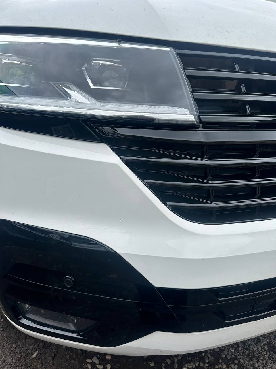 Para aletas laterales de la parrilla delantera VW T6.1 – Acabado negro brillante (juego de 4) | Actualización de estilo Van-X para Volkswagen T6.1