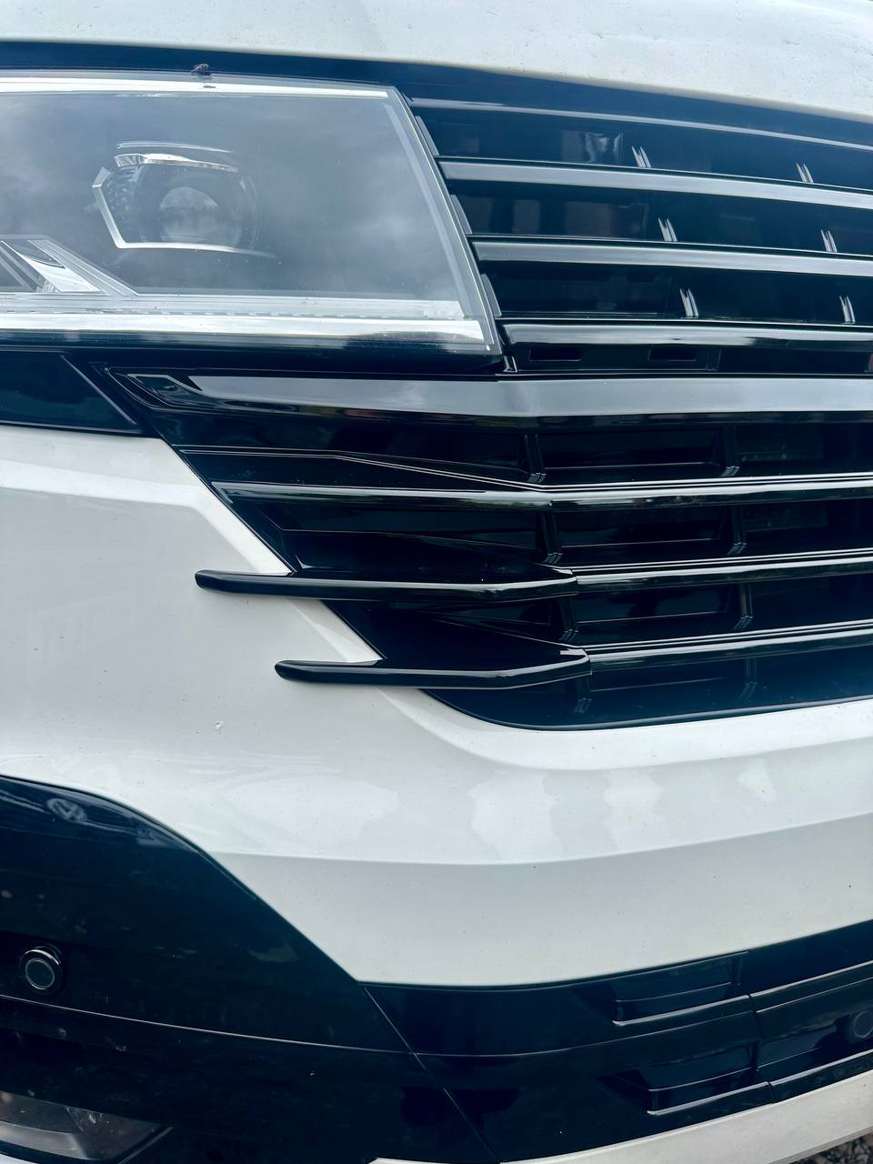 Para aletas laterales de la parrilla delantera VW T6.1 – Acabado negro brillante (juego de 4) | Actualización de estilo Van-X para Volkswagen T6.1