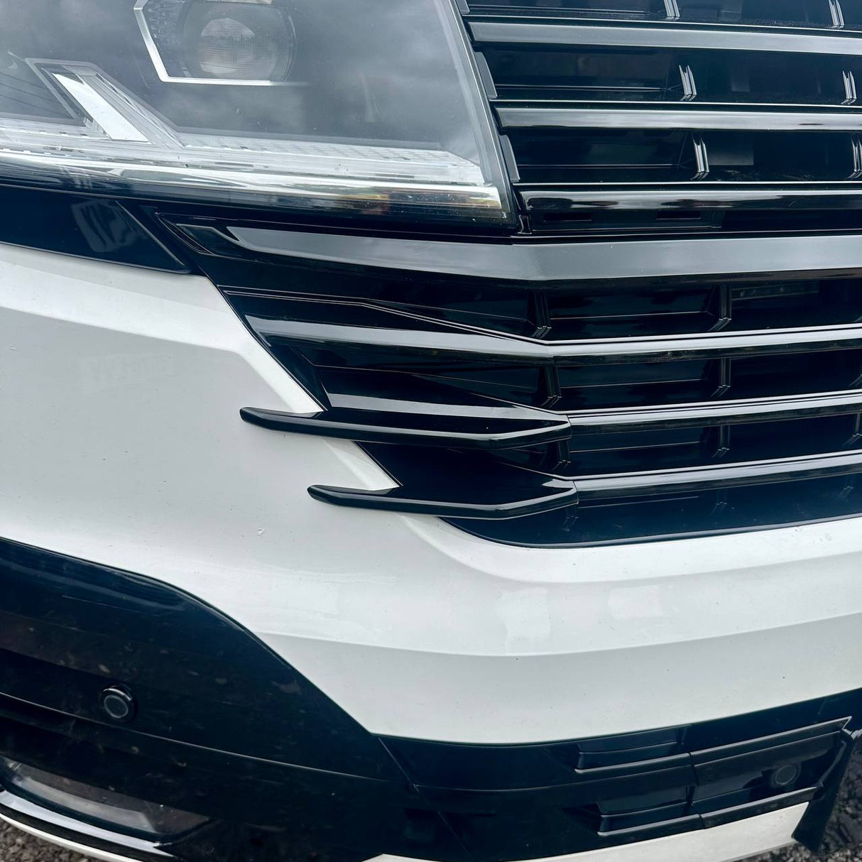 Para aletas laterales de la parrilla delantera VW T6.1 – Acabado negro brillante (juego de 4) | Actualización de estilo Van-X para Volkswagen T6.1