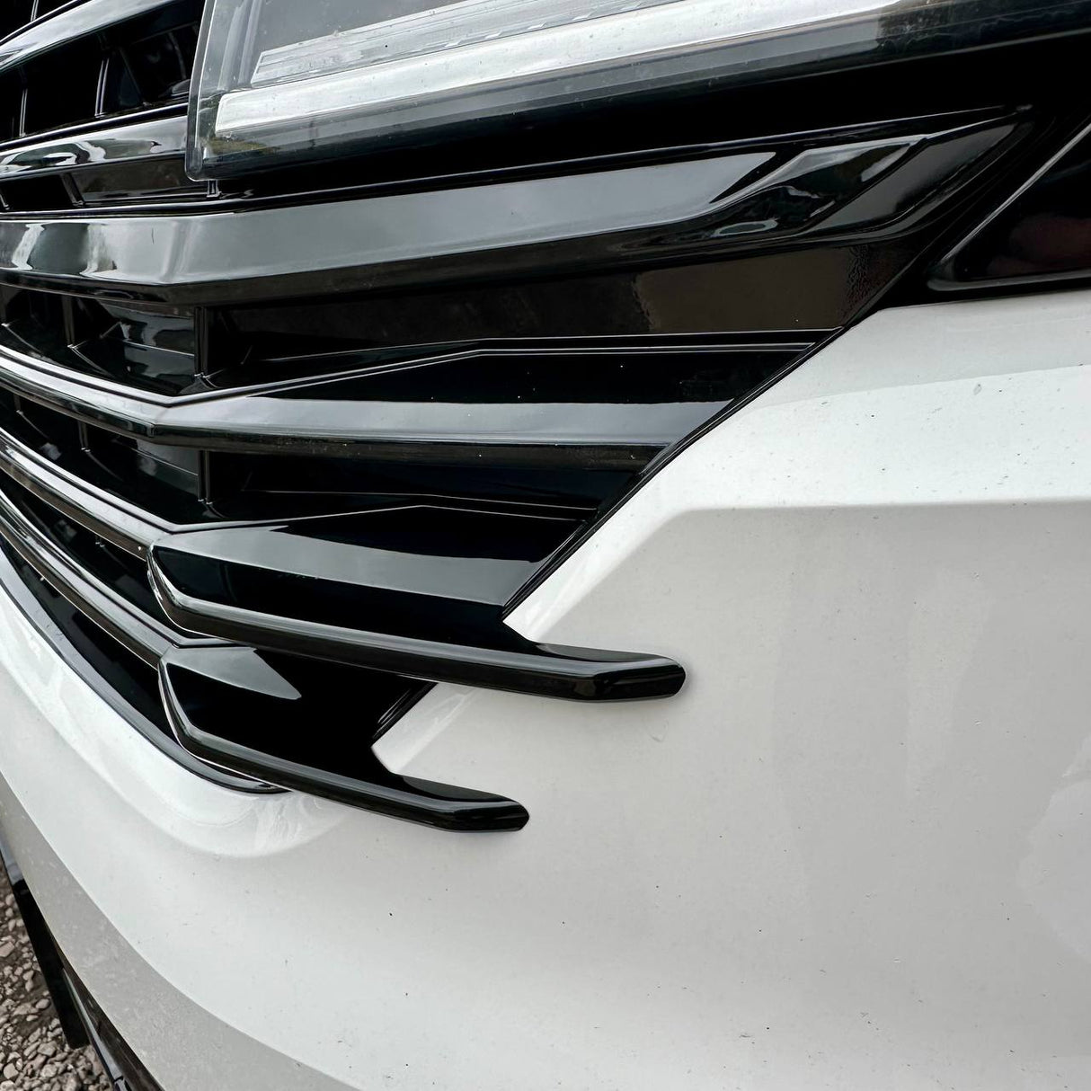 Para aletas laterales de la parrilla delantera VW T6.1 – Acabado negro brillante (juego de 4) | Actualización de estilo Van-X para Volkswagen T6.1