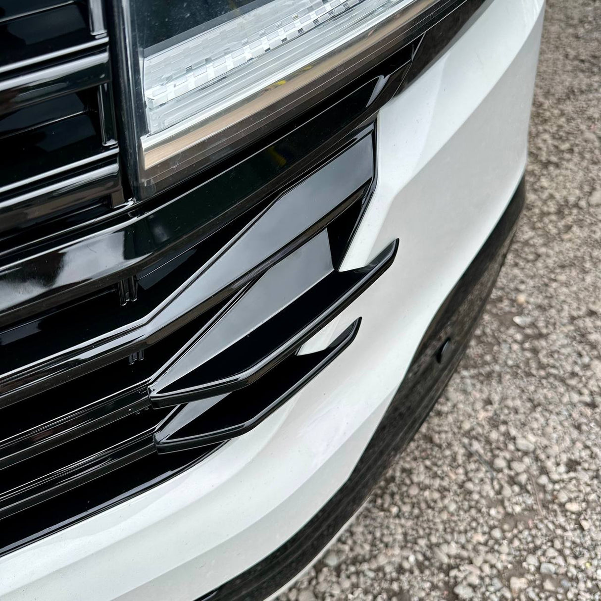 Para aletas laterales de la parrilla delantera VW T6.1 – Acabado negro brillante (juego de 4) | Actualización de estilo Van-X para Volkswagen T6.1