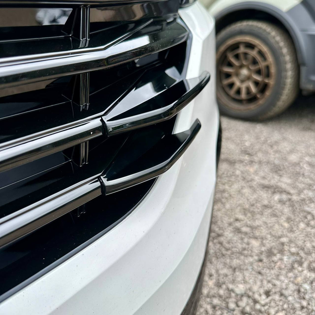 Para aletas laterales de la parrilla delantera VW T6.1 – Acabado negro brillante (juego de 4) | Actualización de estilo Van-X para Volkswagen T6.1