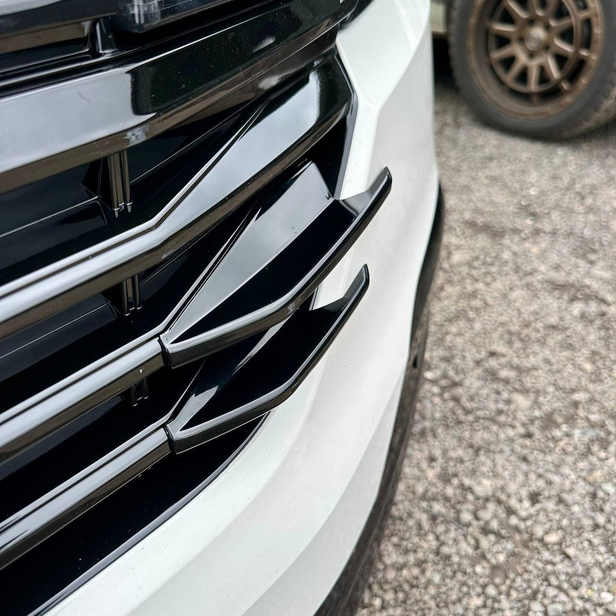 Para aletas laterales de la parrilla delantera VW T6.1 – Acabado negro brillante (juego de 4) | Actualización de estilo Van-X para Volkswagen T6.1