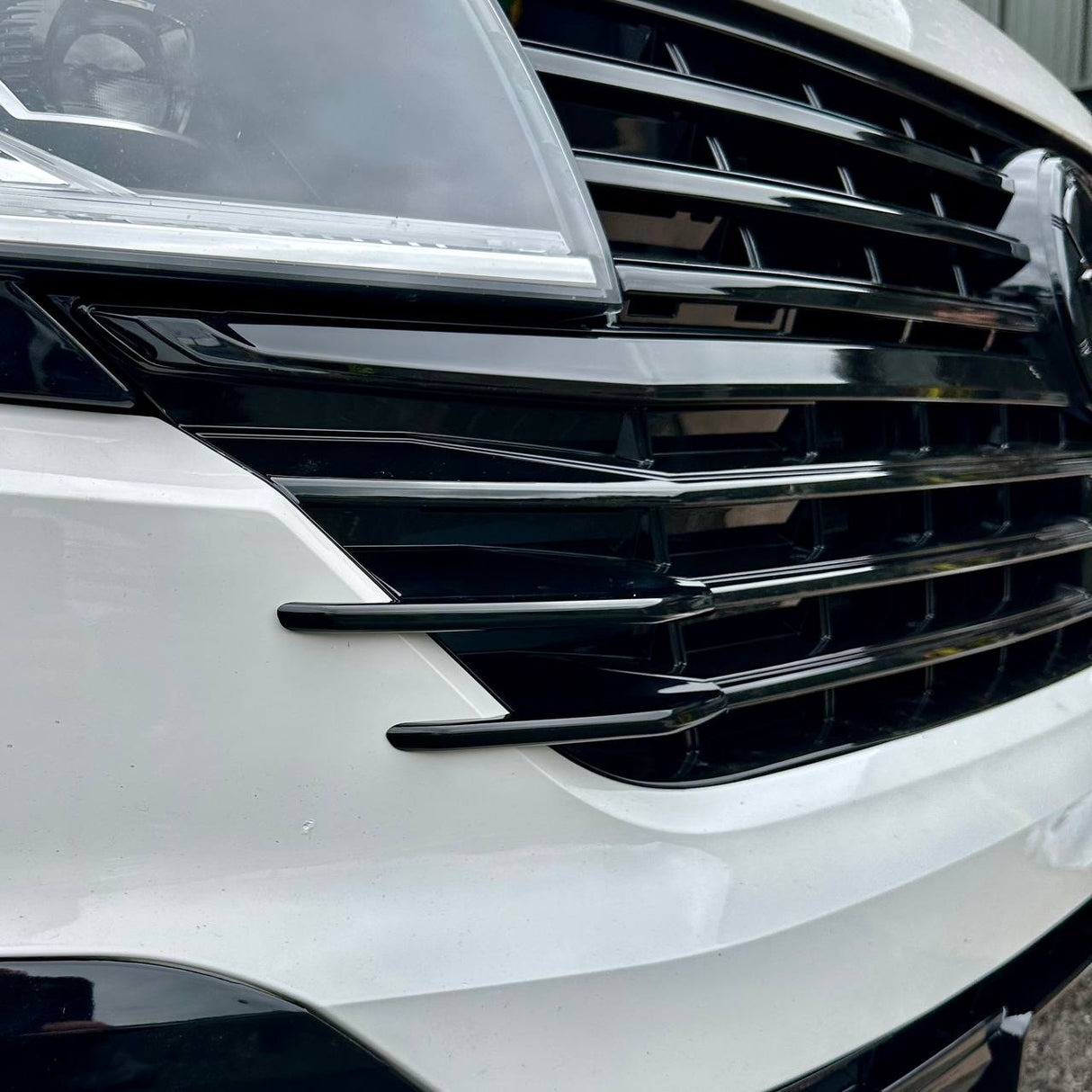 Para aletas laterales de la parrilla delantera VW T6.1 – Acabado negro brillante (juego de 4) | Actualización de estilo Van-X para Volkswagen T6.1