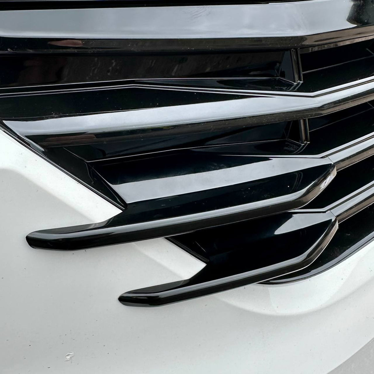 Para aletas laterales de la parrilla delantera VW T6.1 – Acabado negro brillante (juego de 4) | Actualización de estilo Van-X para Volkswagen T6.1