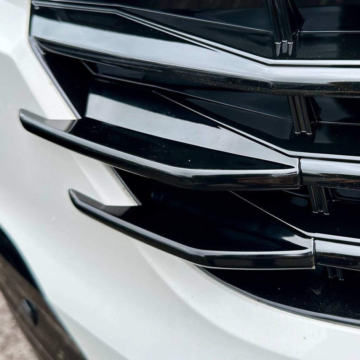 Para aletas laterales de la parrilla delantera VW T6.1 – Acabado negro brillante (juego de 4) | Actualización de estilo Van-X para Volkswagen T6.1