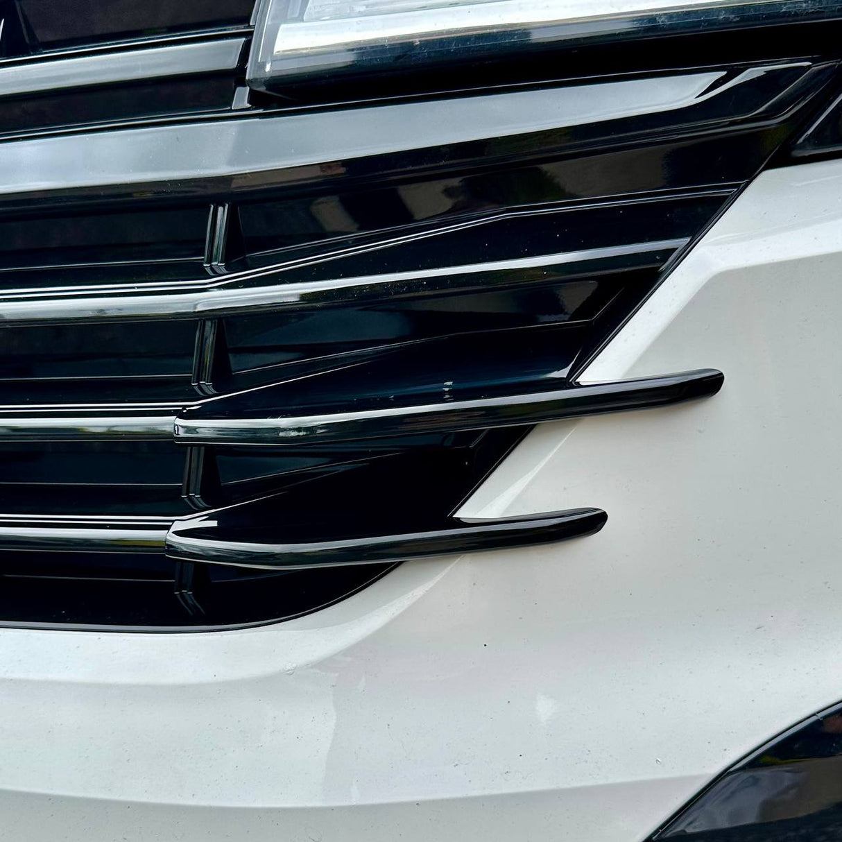 Para aletas laterales de la parrilla delantera VW T6.1 – Acabado negro brillante (juego de 4) | Actualización de estilo Van-X para Volkswagen T6.1