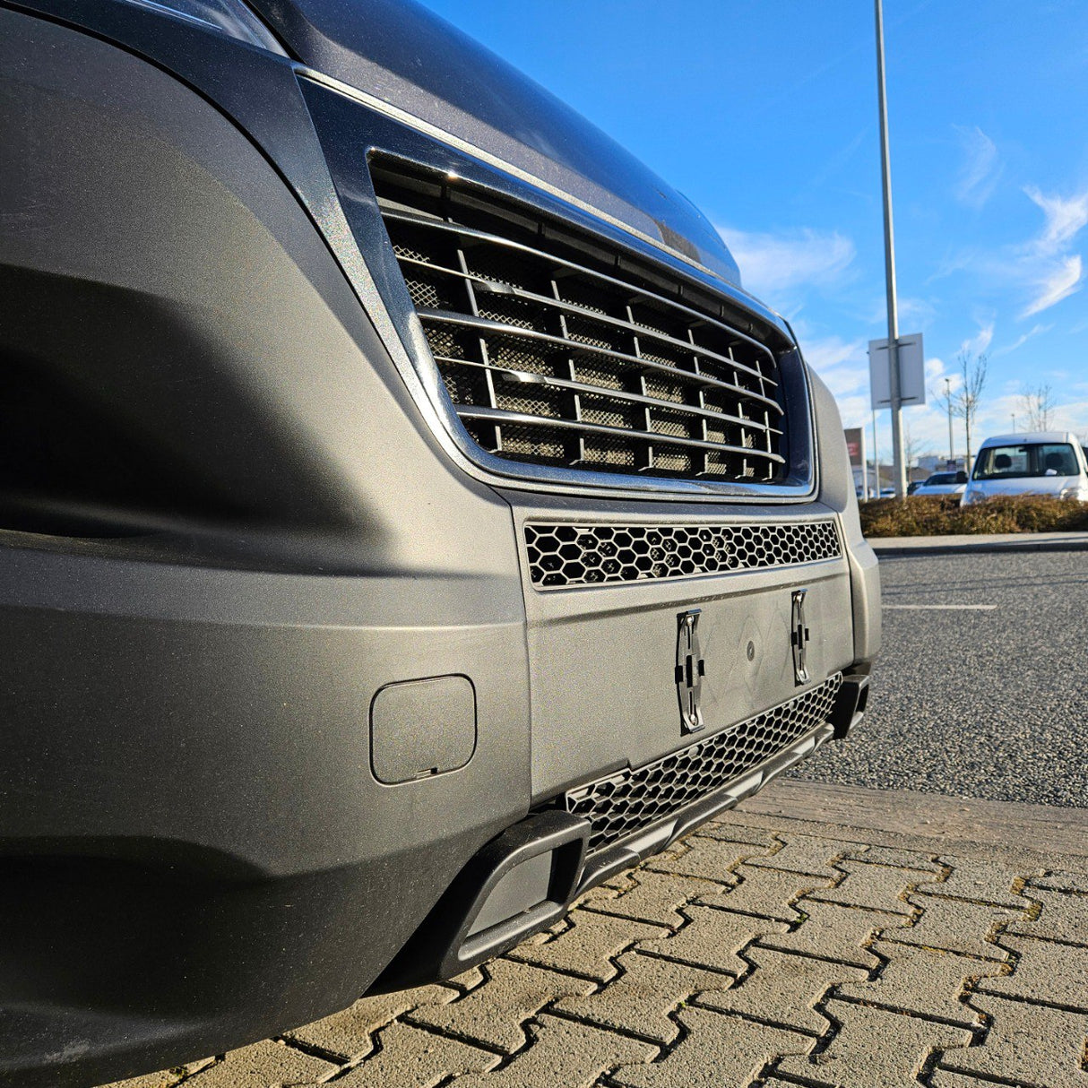 Parachoques Fiat Ducato con panal sin sensores de estacionamiento - Negro mate
