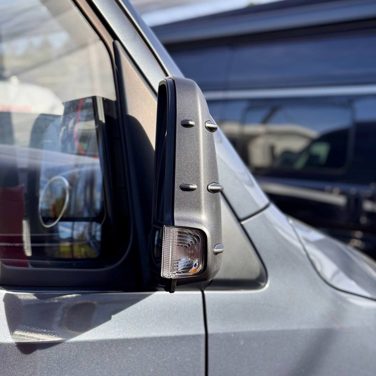 Per Mercedes Sprinter 907 Coperchi specchietti retrovisori esterni con indicatore di direzione - Hammerite (Set di 2) - Tappi di ricambio per modelli 907