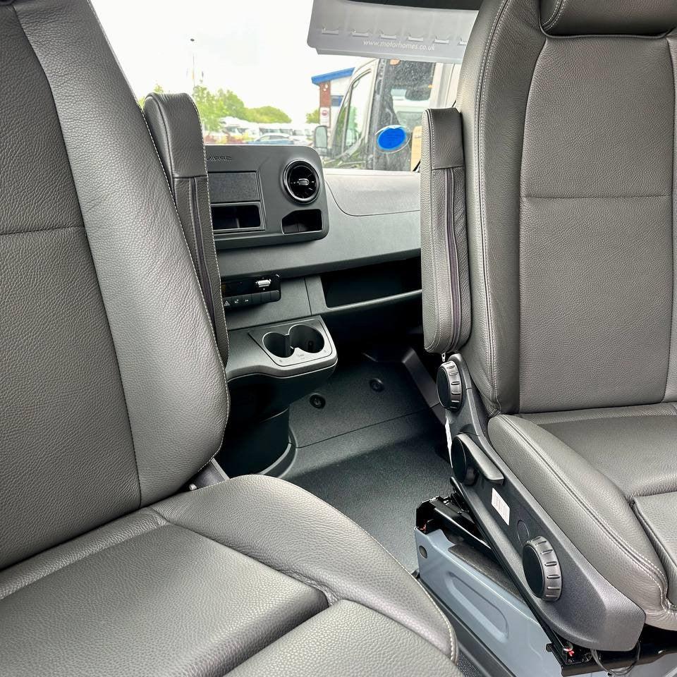 Per portabicchieri Mercedes Sprinter 907 – Supporto cruscotto lato destro | Accessori Van-X