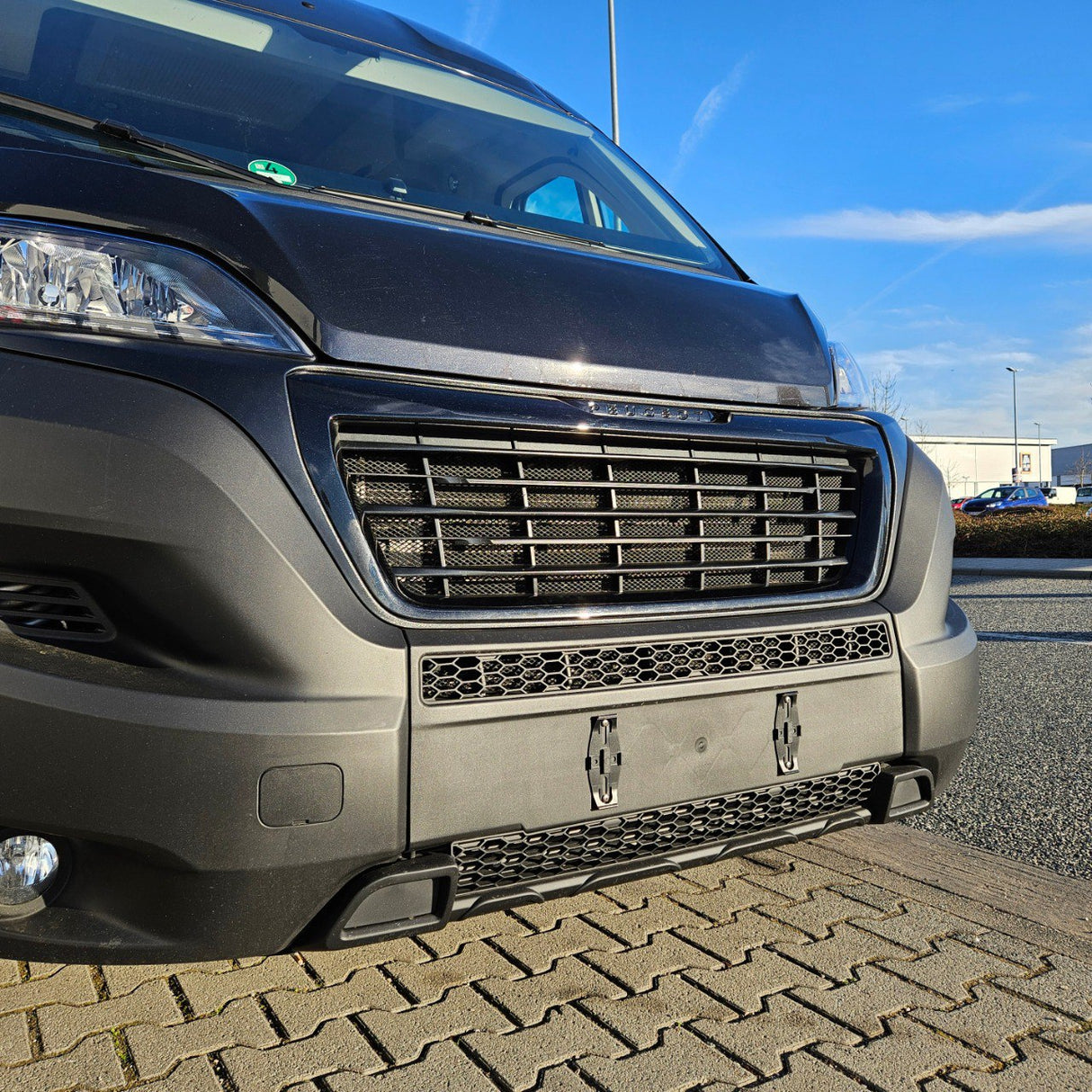 Parachoques Fiat Ducato con panal sin sensores de estacionamiento - Negro mate