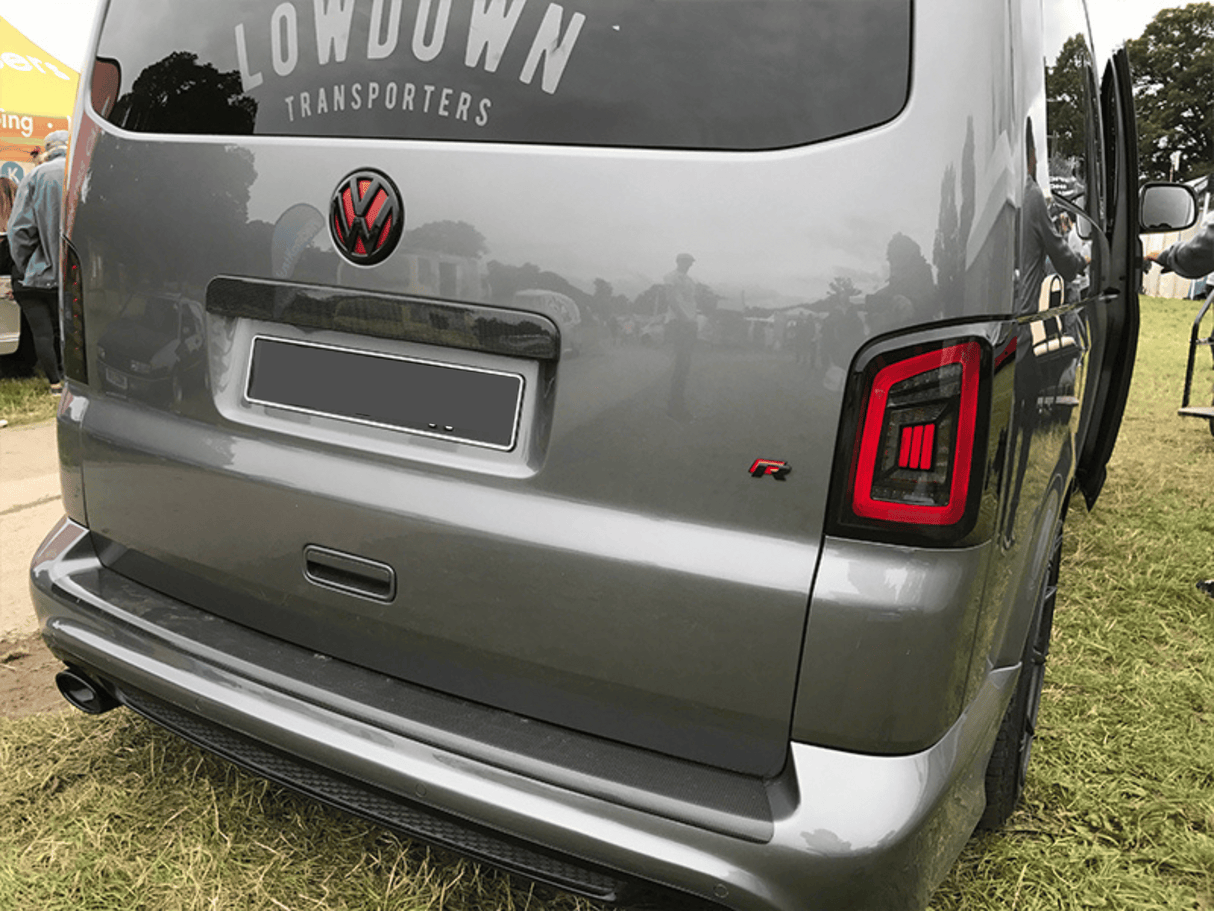 Für VW T5, T5.1 Geräucherte Heckklappe LHD Rückleuchten Rote Balken LED Left Hand Drive Van nur MK3