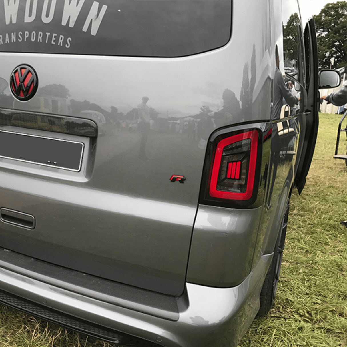 Für VW T5, T5.1 Geräucherte Heckklappe LHD Rückleuchten Rote Balken LED Left Hand Drive Van nur MK3