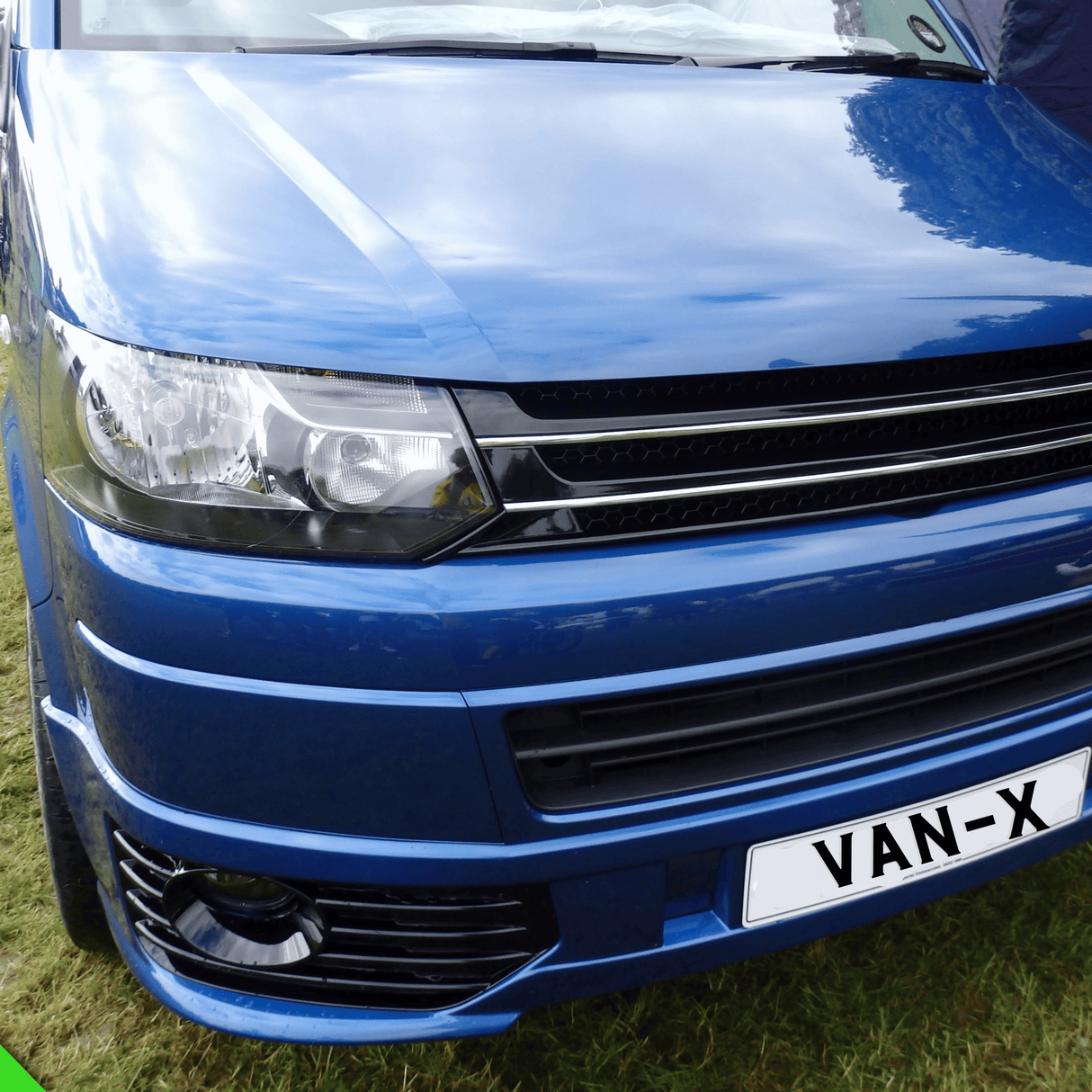 Para VW T5.1 Parrilla delantera sin emblema – Acabado en negro piano brillante | Van-X