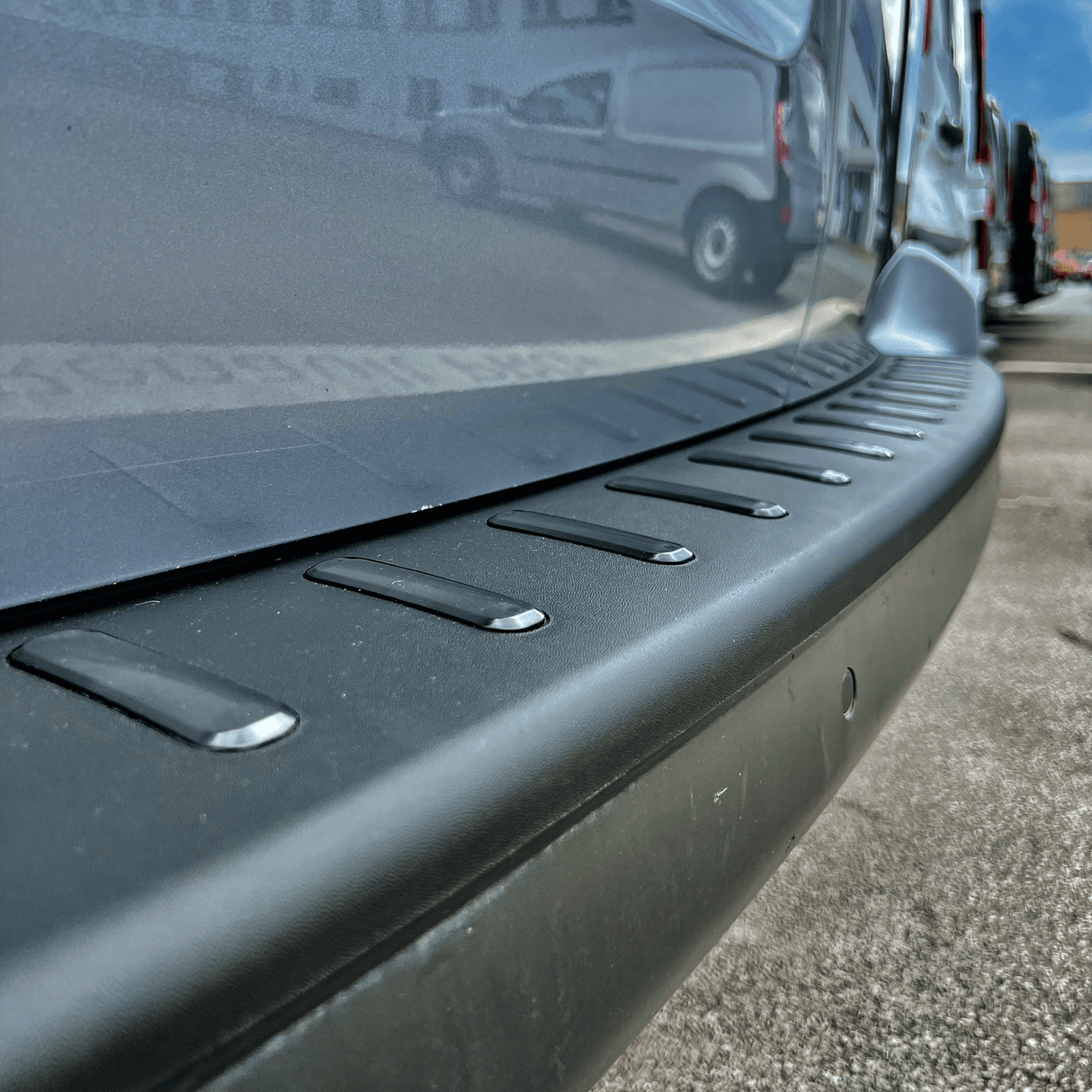 Voor Opel Vivaro Achterbumperbeschermer – Zwarte kunststof bekleding voor camper, camper en auto-slaapcabine