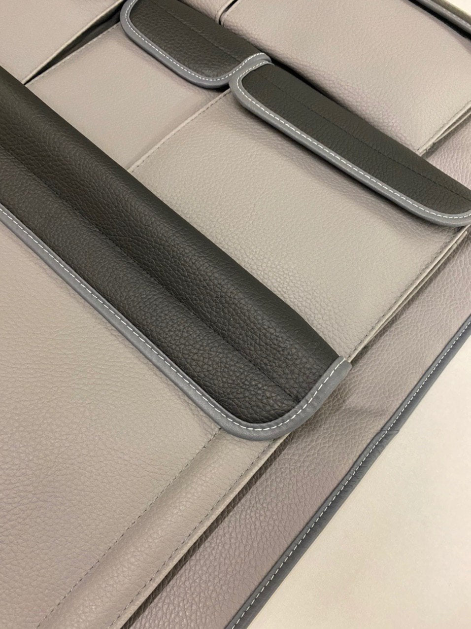 Für VW T5 / T5.1 / T6 Doppelsitz Organizer (Schwarz Mit Grauen Taschen)