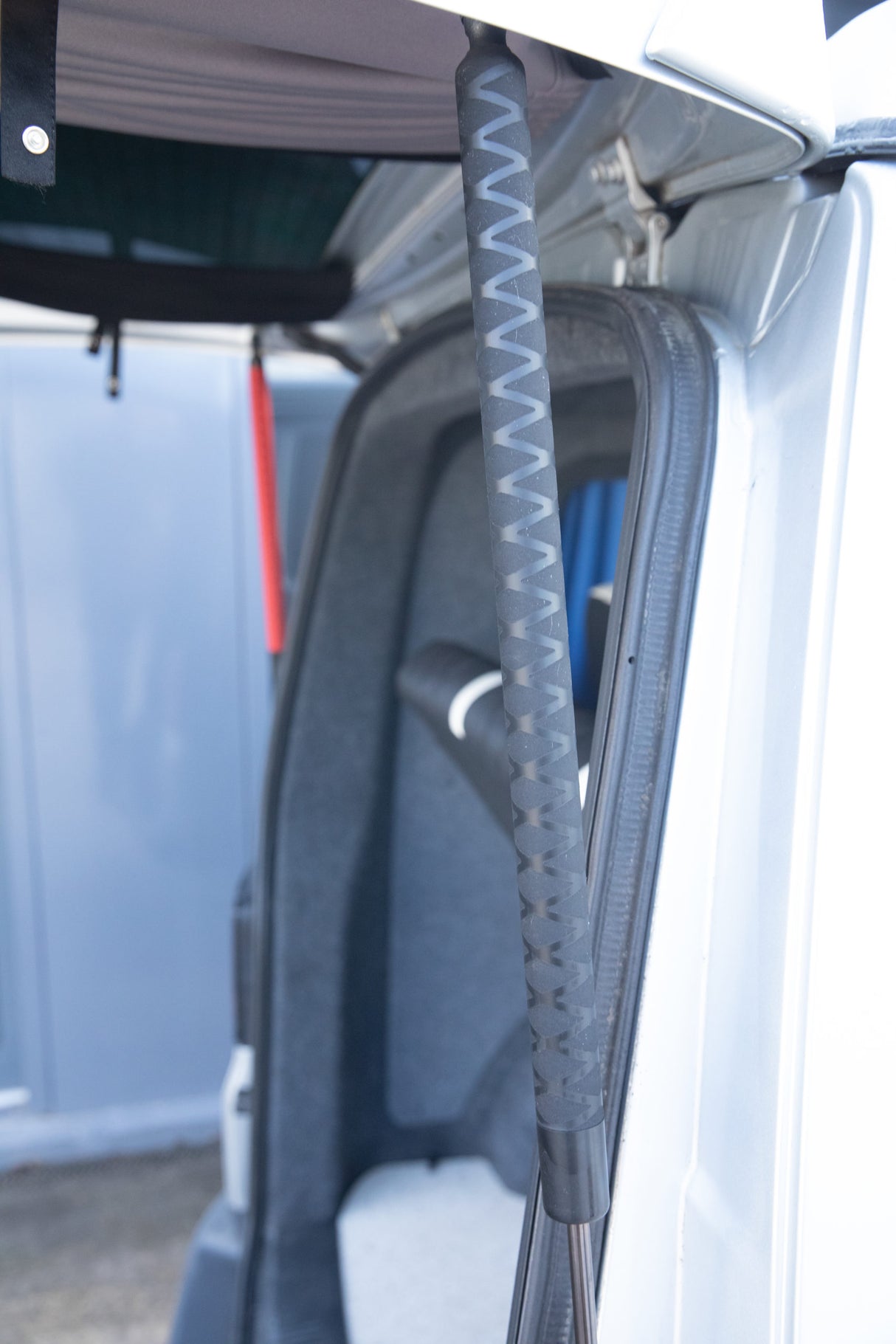 Pour VW T5, T5.1, T6 Couvre-stylisation des vérins à gaz de hayon avec toit relevable (Motif croix)