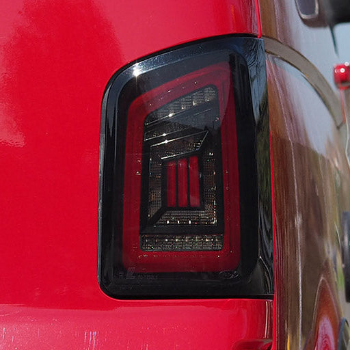 Für VW T5 FLÜGELTÜRER 03-15 schwarz rot LED DYNAMISCHER BLINKER Rückleuchten, Schwarz SMOKE, Van-X
