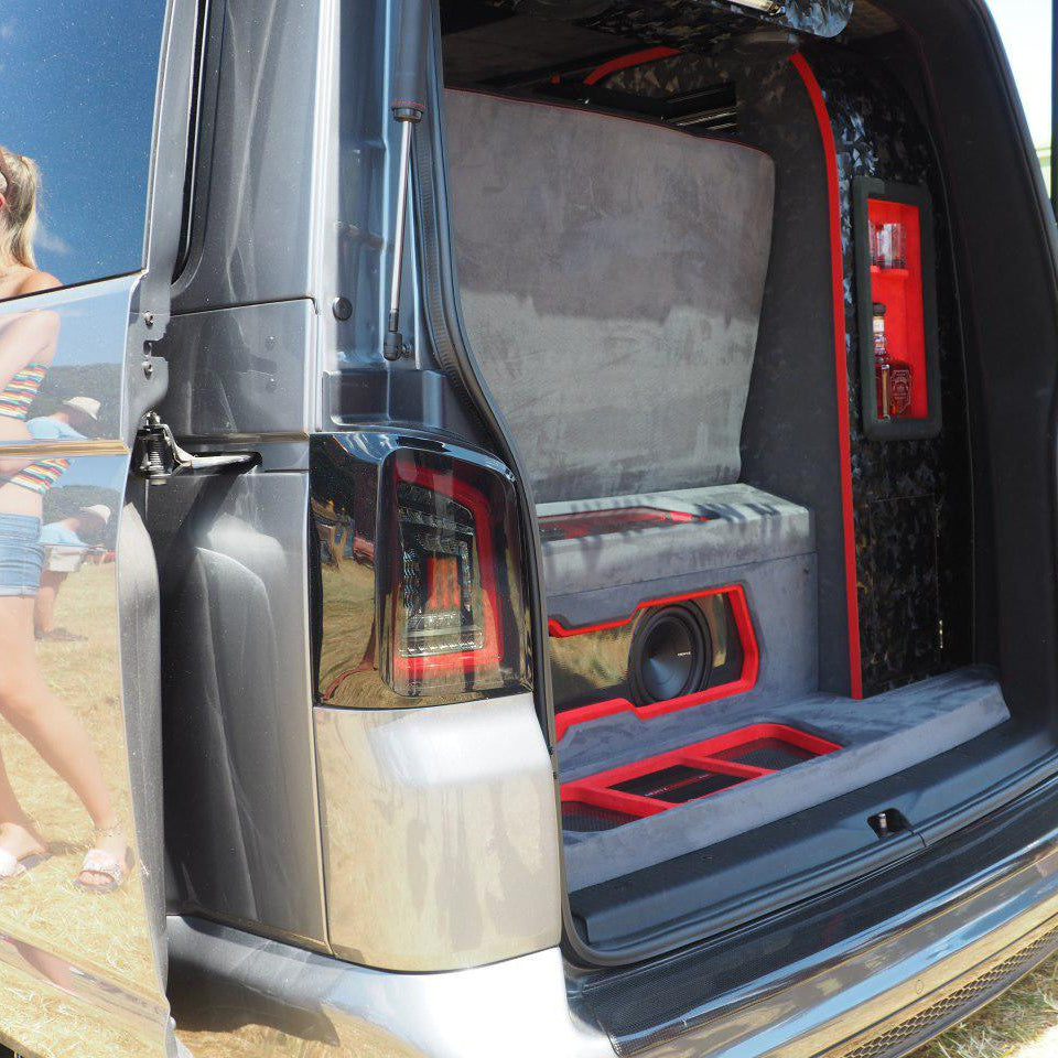 Für VW T5, T5.1 Geräucherte Heckklappe LHD Rückleuchten Rote Balken LED Left Hand Drive Van nur MK3