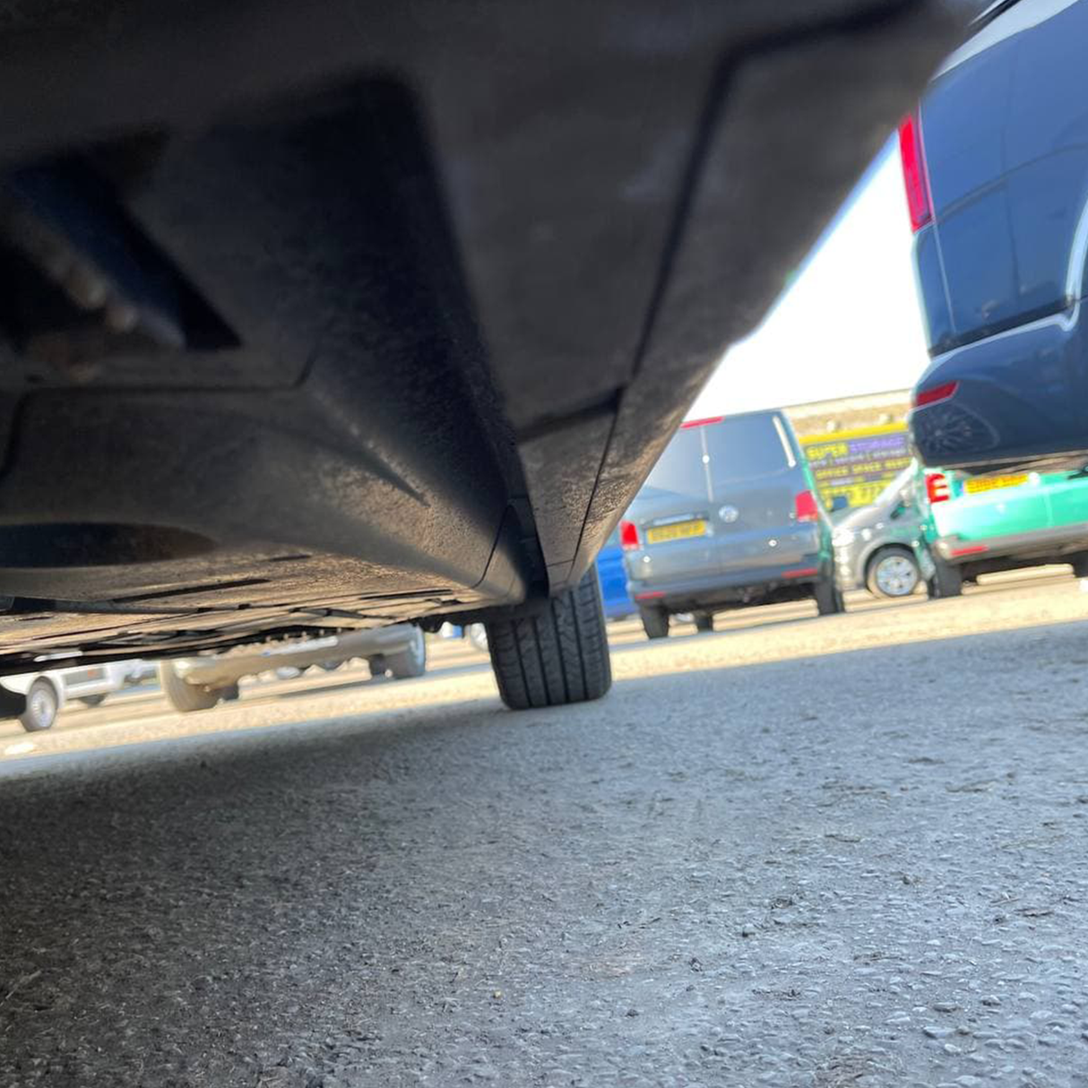 Faldones laterales de ABS pintados en color Negro Profundo para VW T6.1 Transporter de batalla corta (SWB)