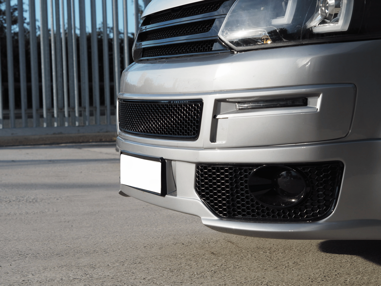 Für VW T5.1 Waben-Stoßstangengrill + Nebelscheinwerferblenden + Nummernschildblende glänzend Schwarz Sportline