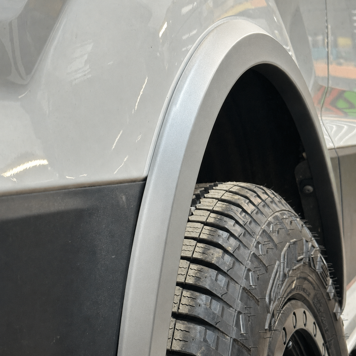 Für VW New Crafter / MAN TGE Radbogenschutze 4 Stück – Silber – Heavy Duty Flexible OEM+ No Cut Kit