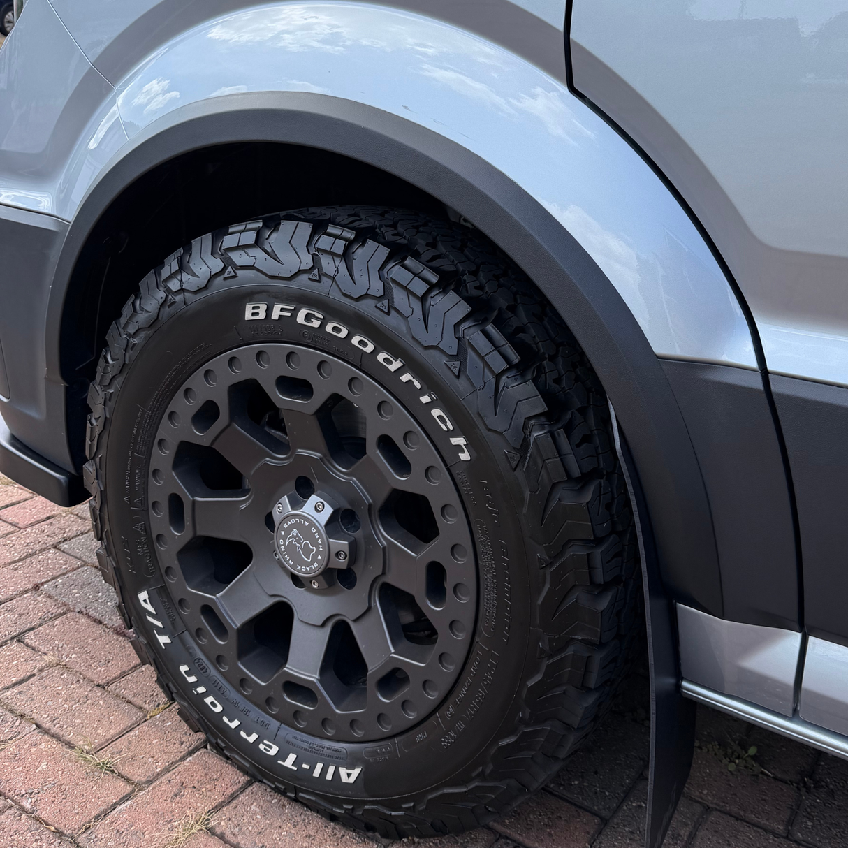 Per le finiture degli archiruota VW New Crafter / MAN TGE - Kit di stile nero testurizzato a 4 pezzi | Van-X