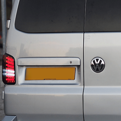 Für VW T6 Barn Door hintere Nummernschildeinheit – reflexsilber lackiert und einbaufertig