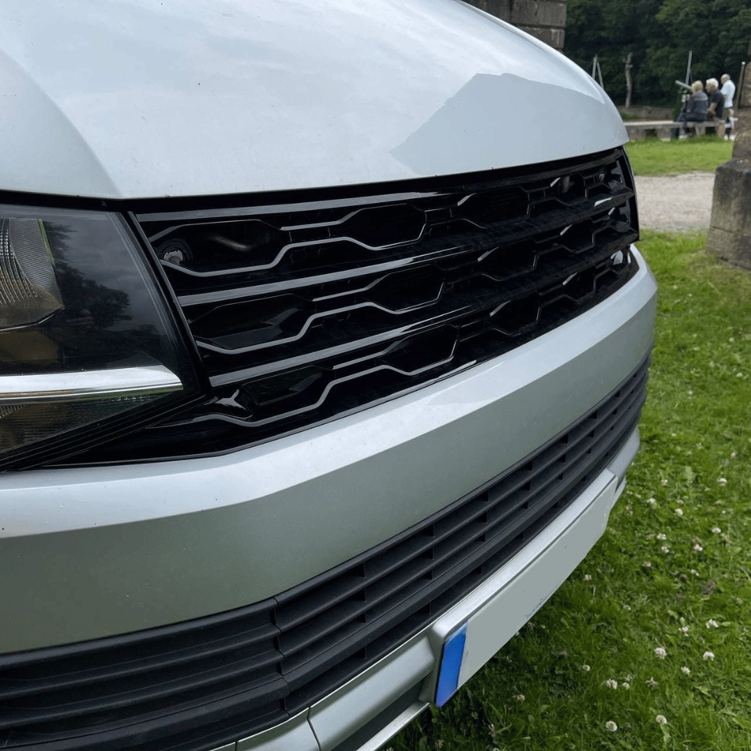 VW T6 R-Line Front Grille (2 en 1) con emblema / sin emblema - Negro brillante