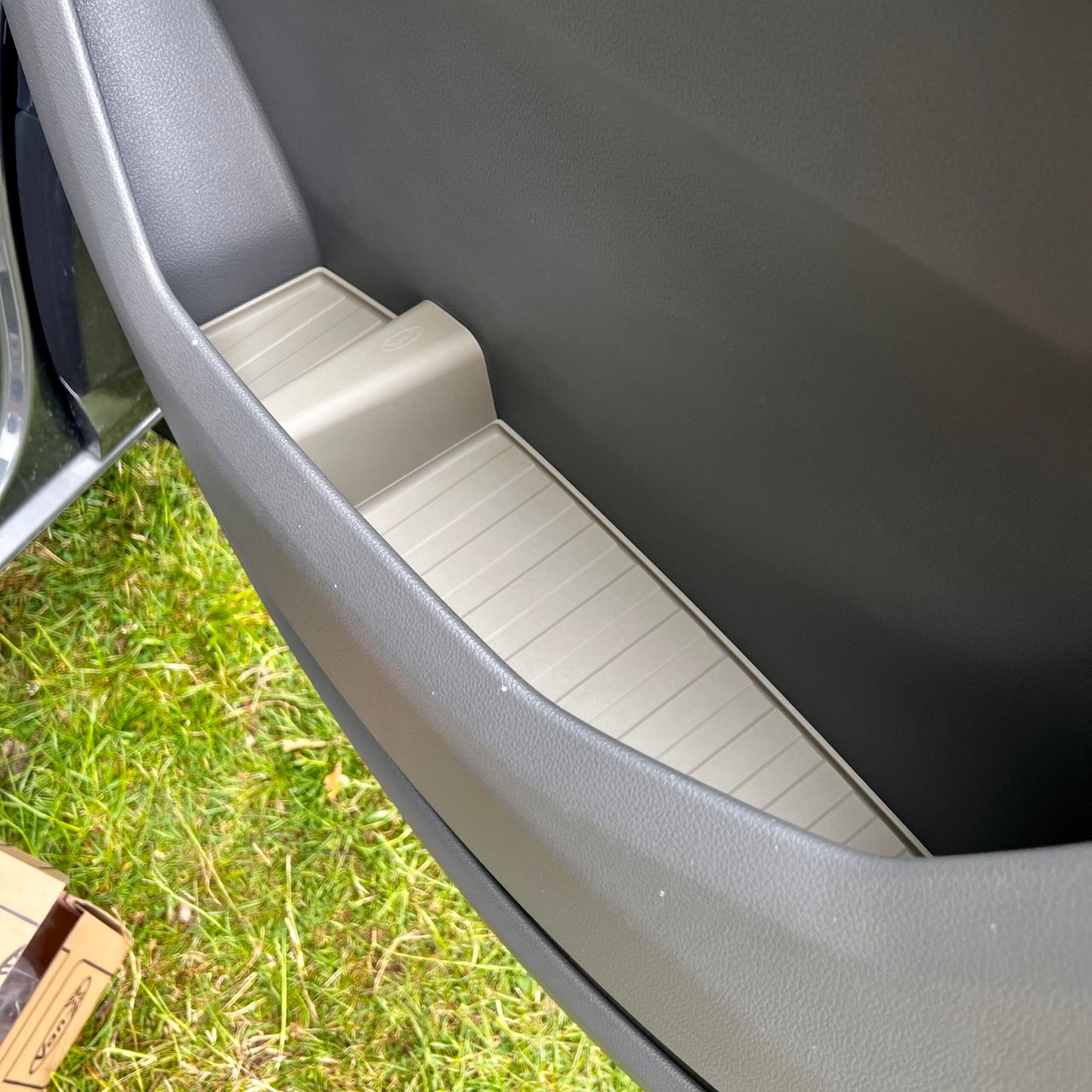 VW Crafter Nuova Forma Inserti Tasca per Rivestimento Porta in Gomma Grigi