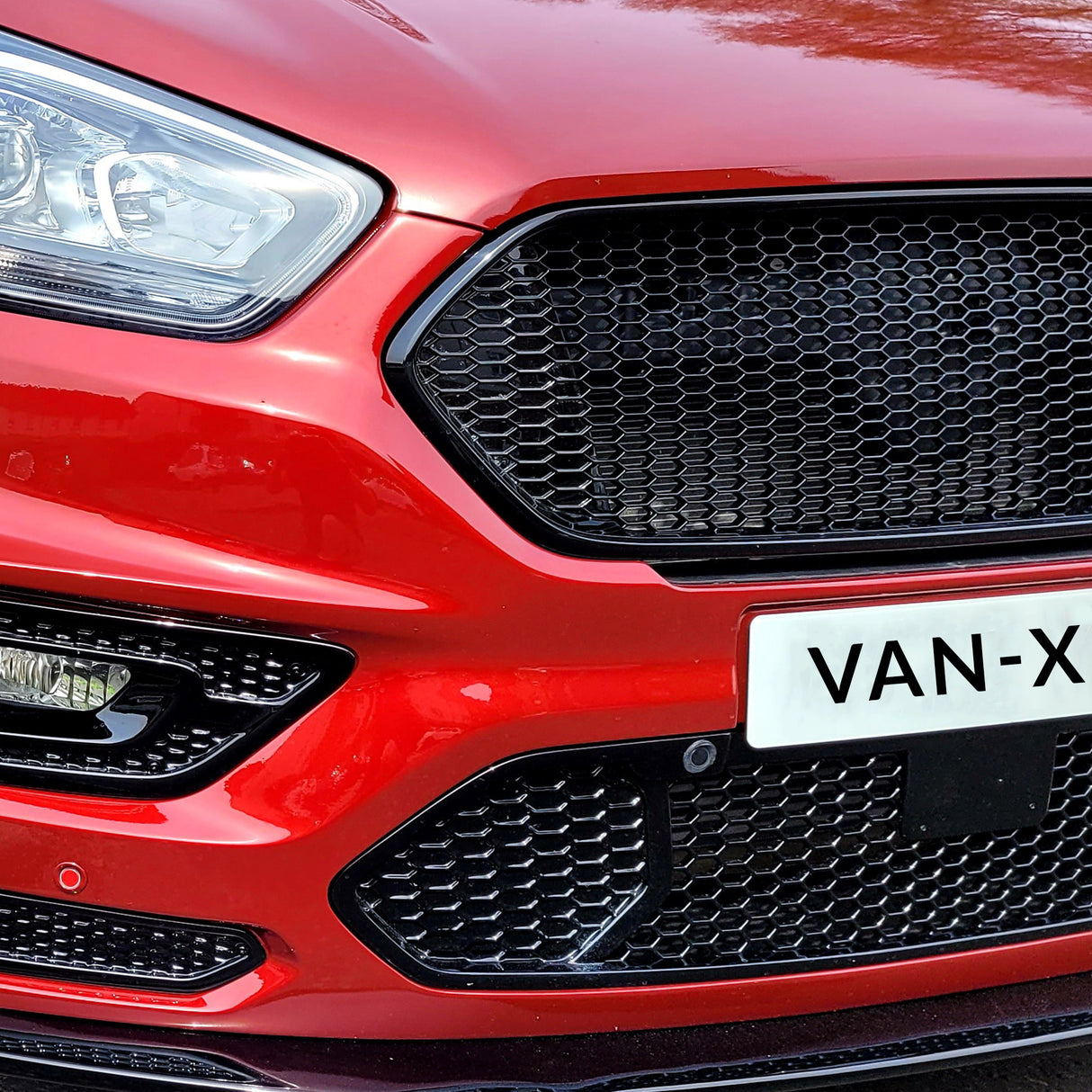 Voor Ford Transit Custom Honeycomb Grille Set - Glanzende zwarte bovenkant en matte zwarte onderkant - Klaar om te monteren