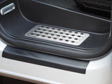 Für VW T6 Caravelle Style Full Step Set inkl. Fahrer-, Beifahrer- und Seitenschiebetür, perfekt für den Campervan-Umbau, Transporter-Logo-LED
