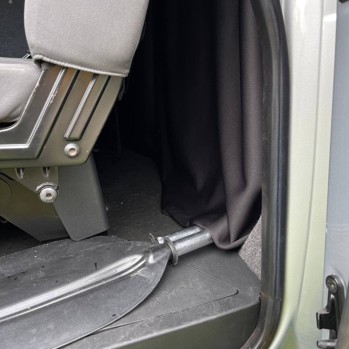 KIT DE RIDEAU DE SÉPARATION POUR SIÈGES ARRIÈRES POUR VW T5 / T5.1 TRANSPORTER