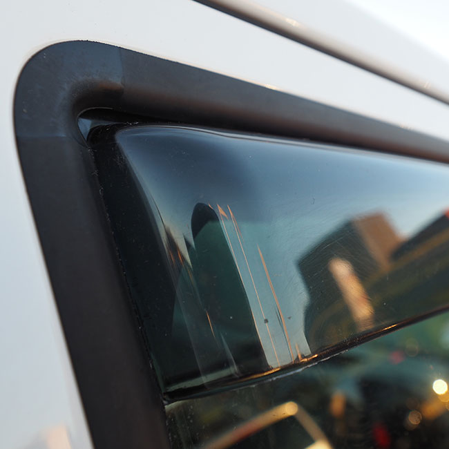VW T5, T5.1 Transporter con deflettori d'aria colorati