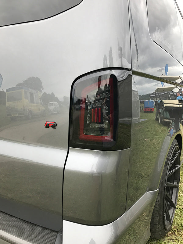 Für VW T5, T5.1 Geräucherte Heckklappe LHD Rückleuchten Rote Balken LED Left Hand Drive Van nur MK3