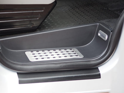 Conjunto completo de escalones estilo Caravelle para VW T6.1 que incluye el del conductor, el del pasajero y el de la puerta corredera lateral, perfecto para la conversión de una camper con el logotipo de Transporter LED