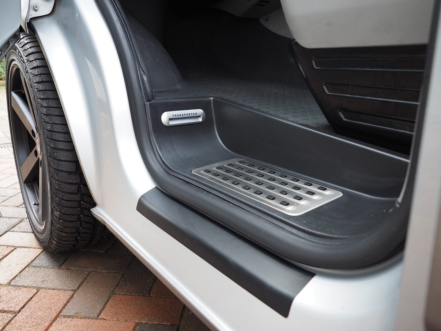 Für VW T6.1 Caravelle Style Full Step Set inkl. Fahrer-, Beifahrer- und Seitenschiebetür, perfekt für den Campervan-Umbau