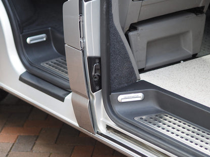 Conjunto completo de escalones estilo VW T6.1 Caravelle, incluye conductor, pasajero y puerta lateral corrediza, perfecto para la conversión a furgoneta camper, con logotipo Highline LED