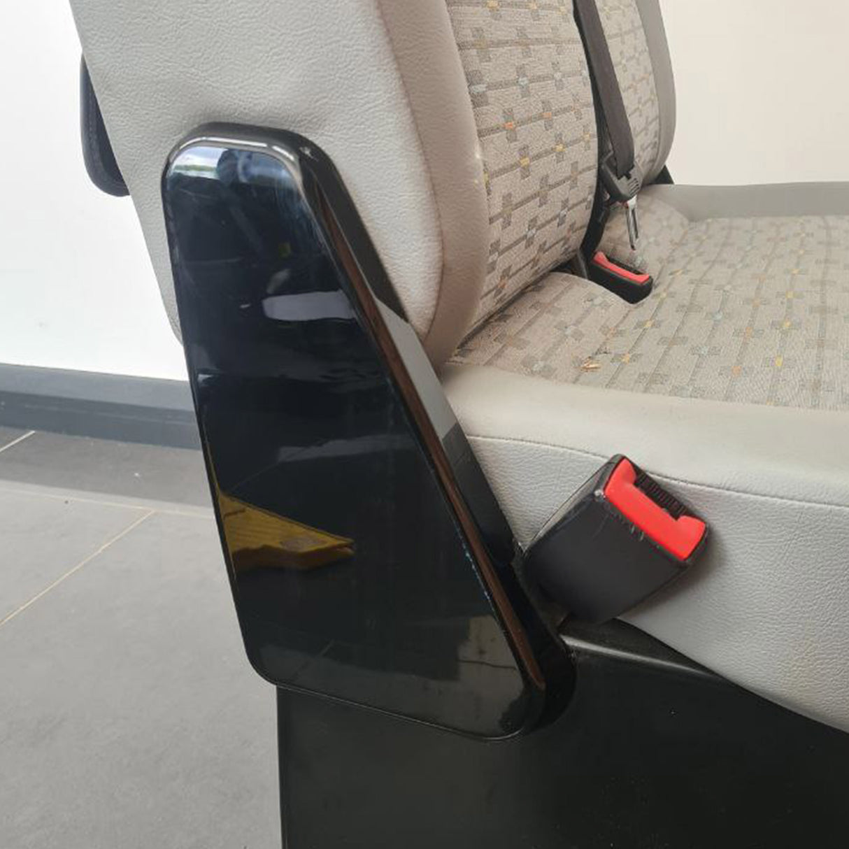 Tapa de bisagra para asiento gemelo VW T5, T5.1 + Tapas de reposabrazos - Negro Piano