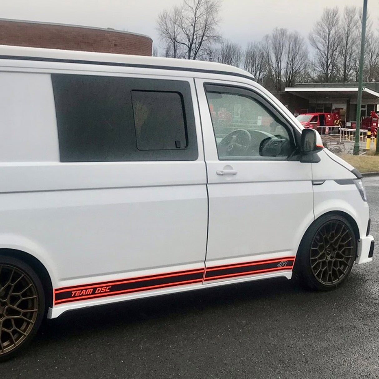 Faldones laterales VW T6 SWB en plástico blanco caramelo