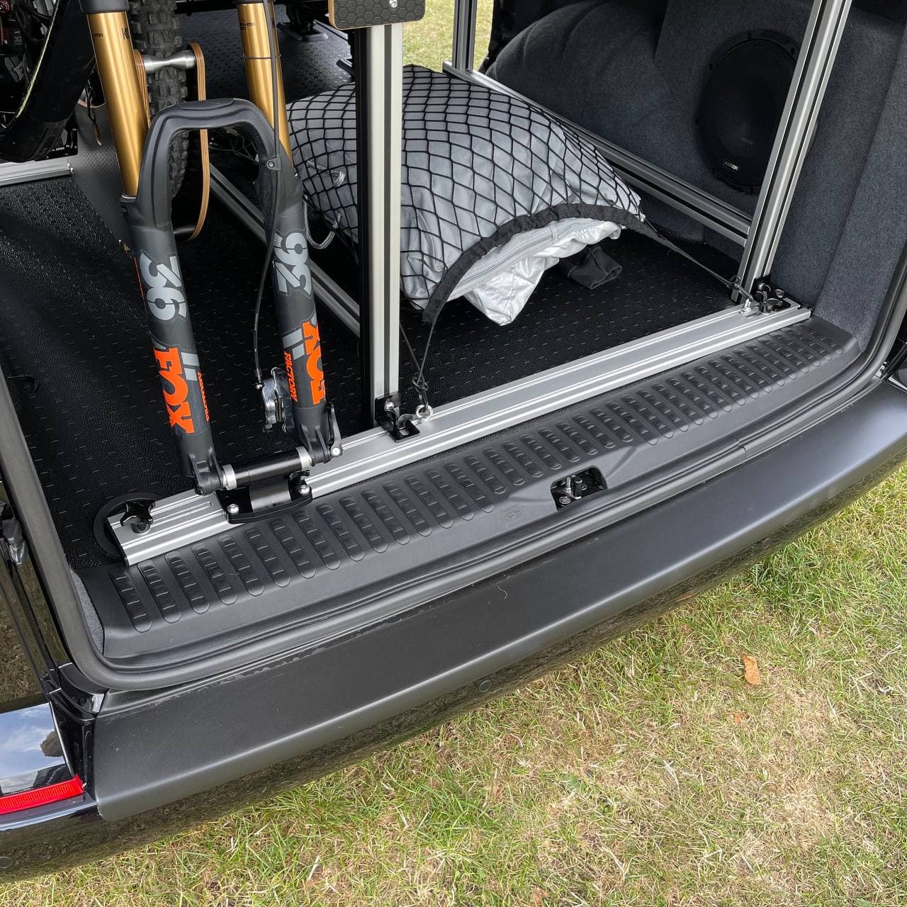 VW T6 V3 Cubierta de Umbral Trasero de Portón Trasero para Conversiones de Campervan, Incluye Tornillos y Tapas