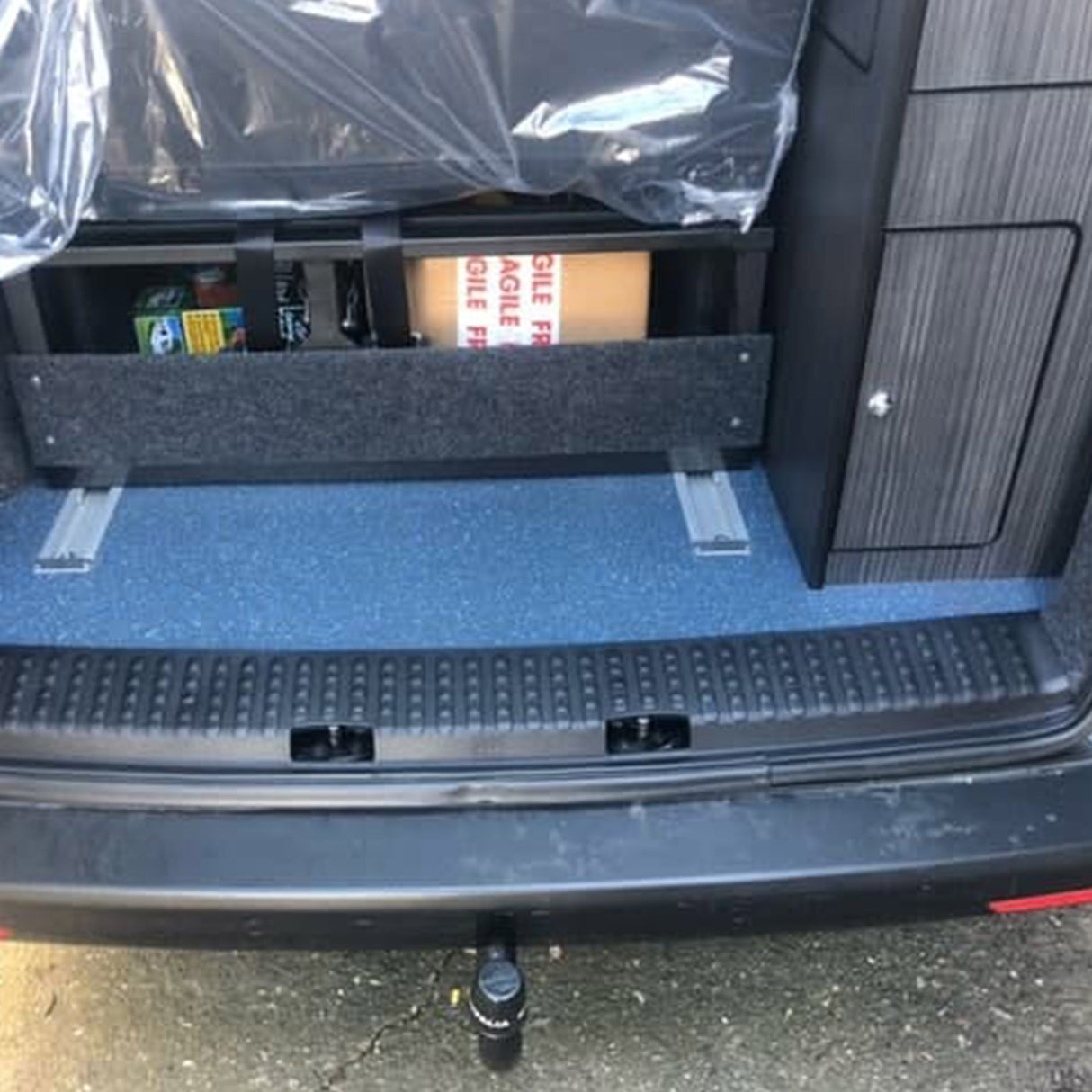 VW T6.1 V3 Barndoor Rear Threshold Cover Camper Conversion Pièces, y compris vis et capuchons